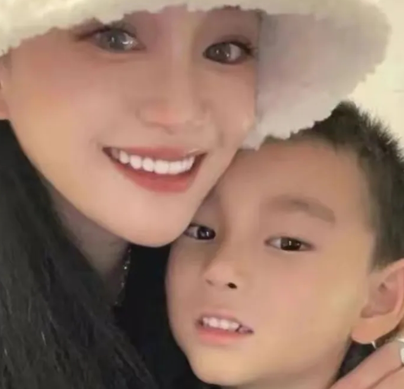 吴秀波的家小女友出来了，还是那么爱晒啊？
就事论事，这个事也不能只怪吴，这女的责