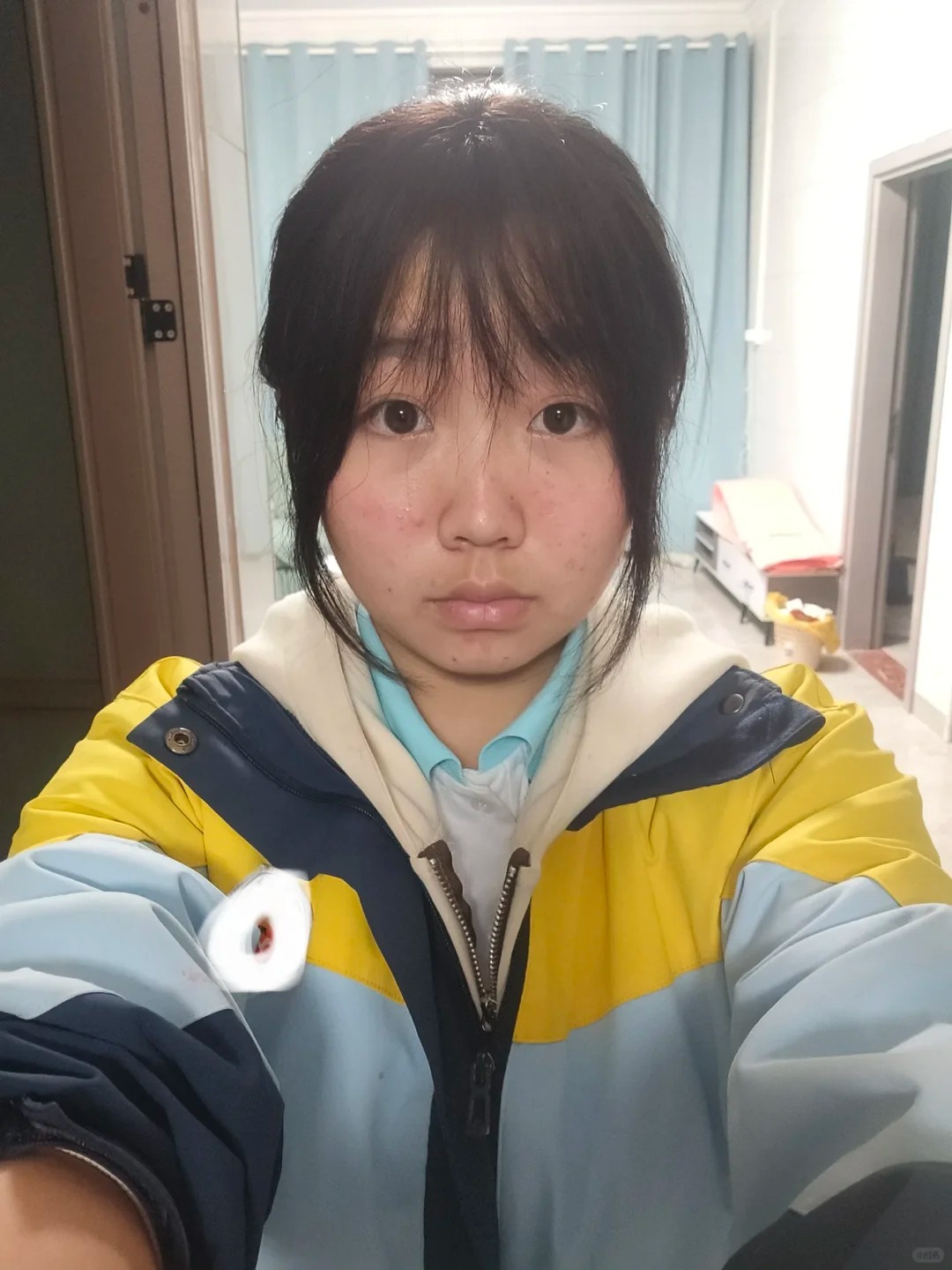 这是我的朋友，你们觉得她怎么样 有点丑
其实是我本人。。其实我是一个很自信的小女