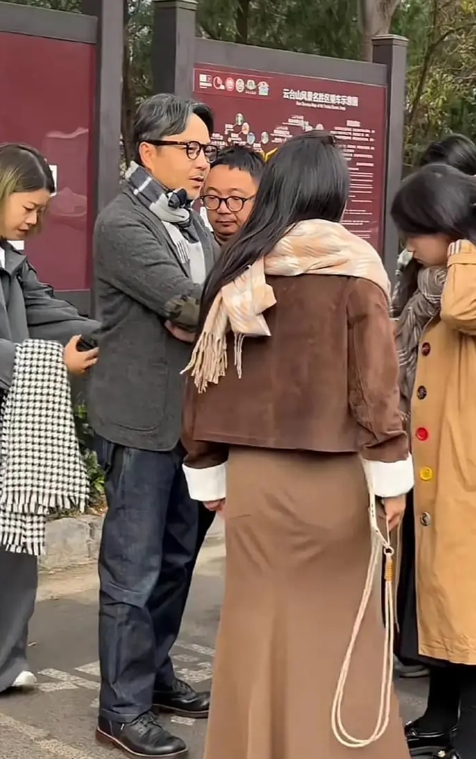 他应该是主持人里最想当官的男人了吧，年轻时一副书生气质，老了给人感觉更像厅级干部