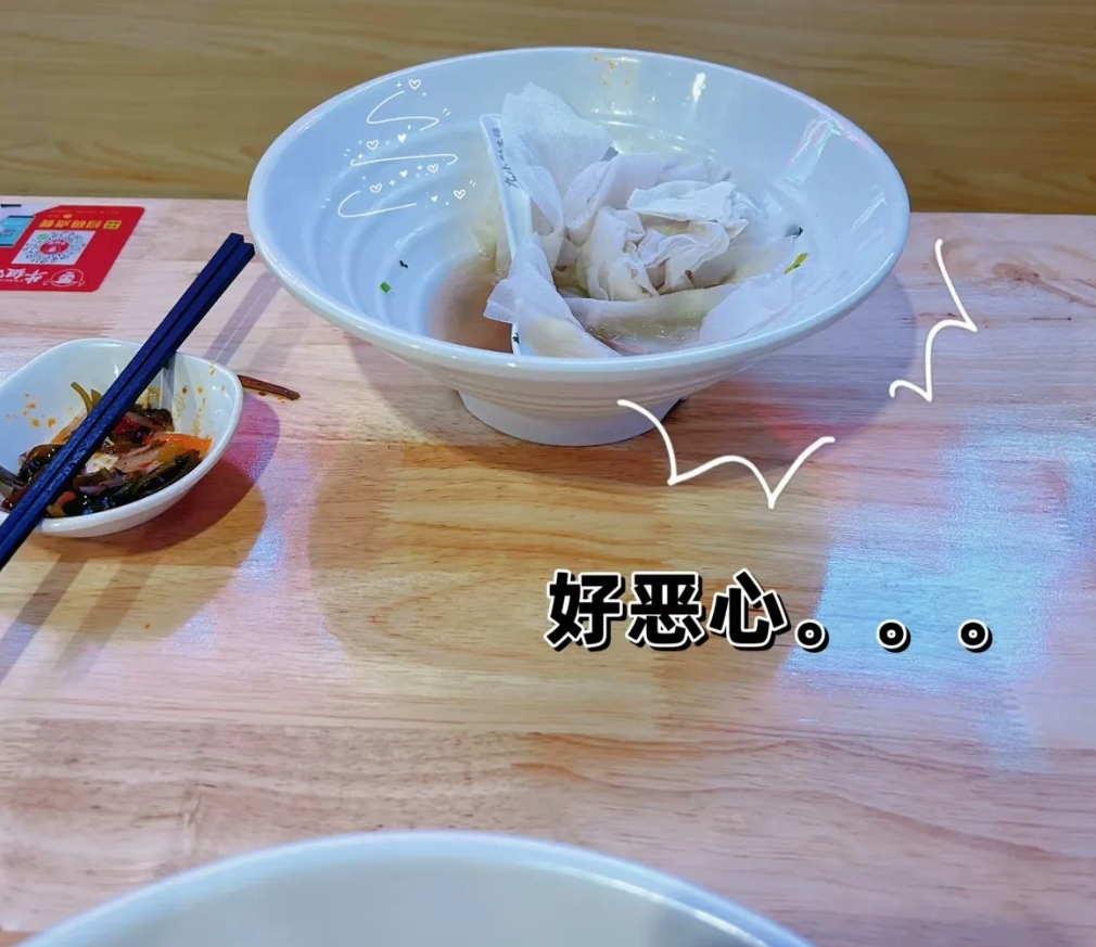 昨天在饭馆吃饭，正吃得香呢，突然瞥见旁边那桌人吃完饭的举动，可把我恶心坏了。那人