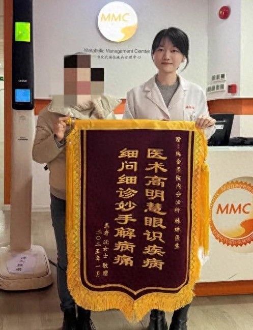 在一次平常的门诊中，上海一位年轻的女医生以其敏锐的观察力，拯救了处于健康边缘的患