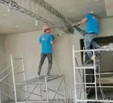 真想揍这俩个家伙一顿…；楼下装修，震耳欲聋，前去交涉，却意外发现令人震惊的一幕…