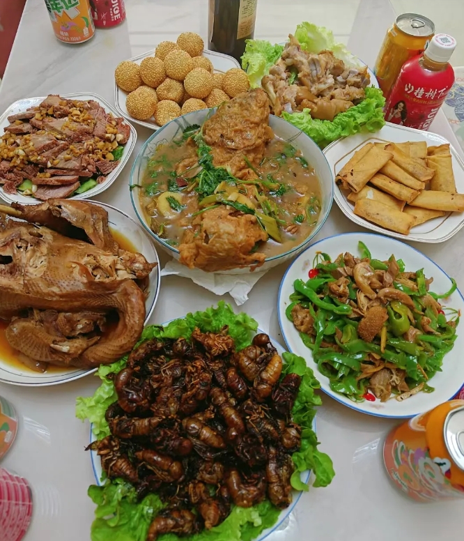 今天中午，一大家子人吃饭，老公突然问堂弟:“你明天走亲戚去吗？”
       