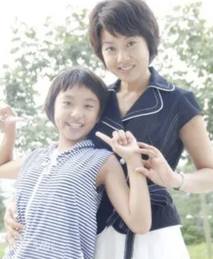 2004年，闫妮的丈夫邹伟提出离婚，闫妮不肯离，她觉得孩子还小，邹伟说：“20w
