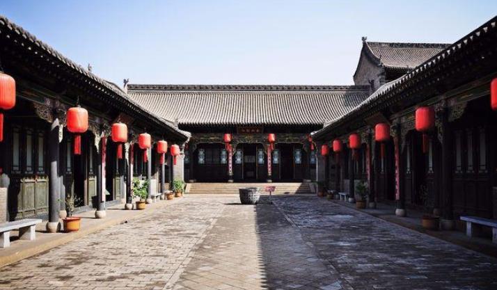 1938年，日本鬼子将贪婪的目光对准了传说富可敌国的乔家大院，然而当日军兴冲冲的