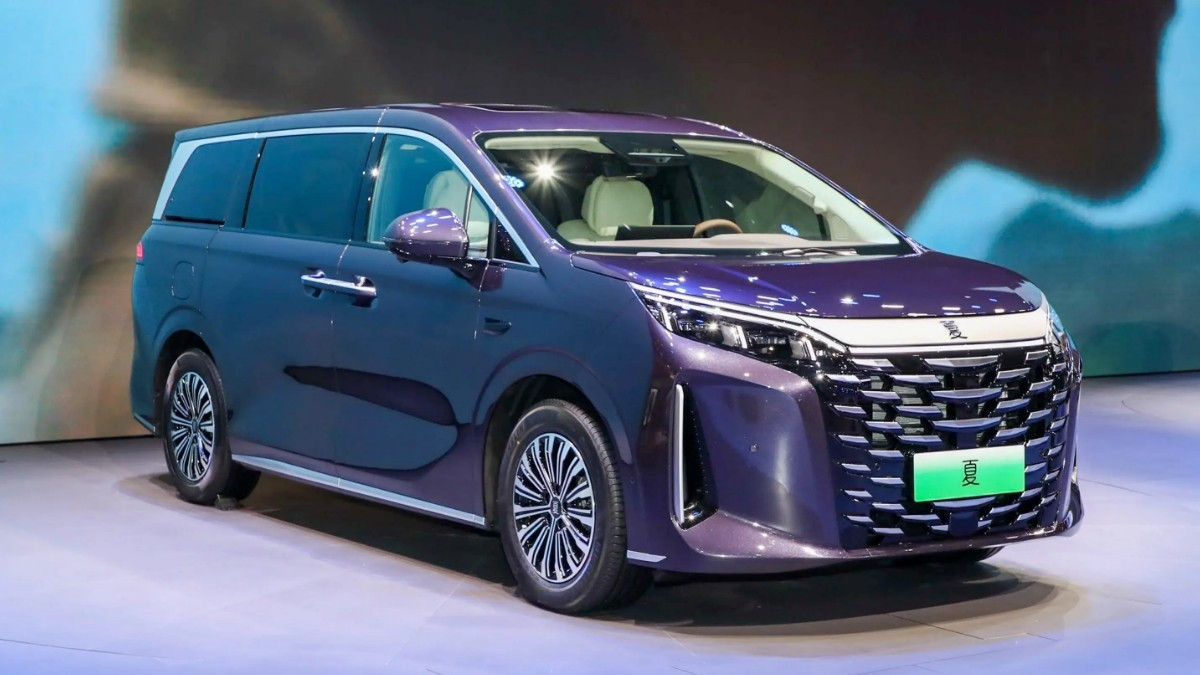 盘点2024广州车展比亚迪展台最“火”的3款车，有钱你会选哪台？