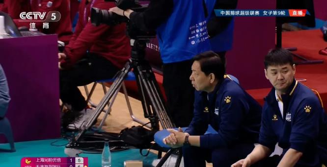 央视直播还是挺会找镜头的，扑捉到王宝泉教练坐在场边，王宝泉教练也是万分焦急啊，暂