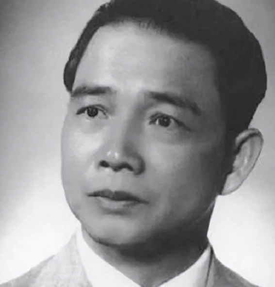 1946年的南京，汪精卫年仅18岁的儿子汪文悌在警察的押解下，接受审讯。面对审判