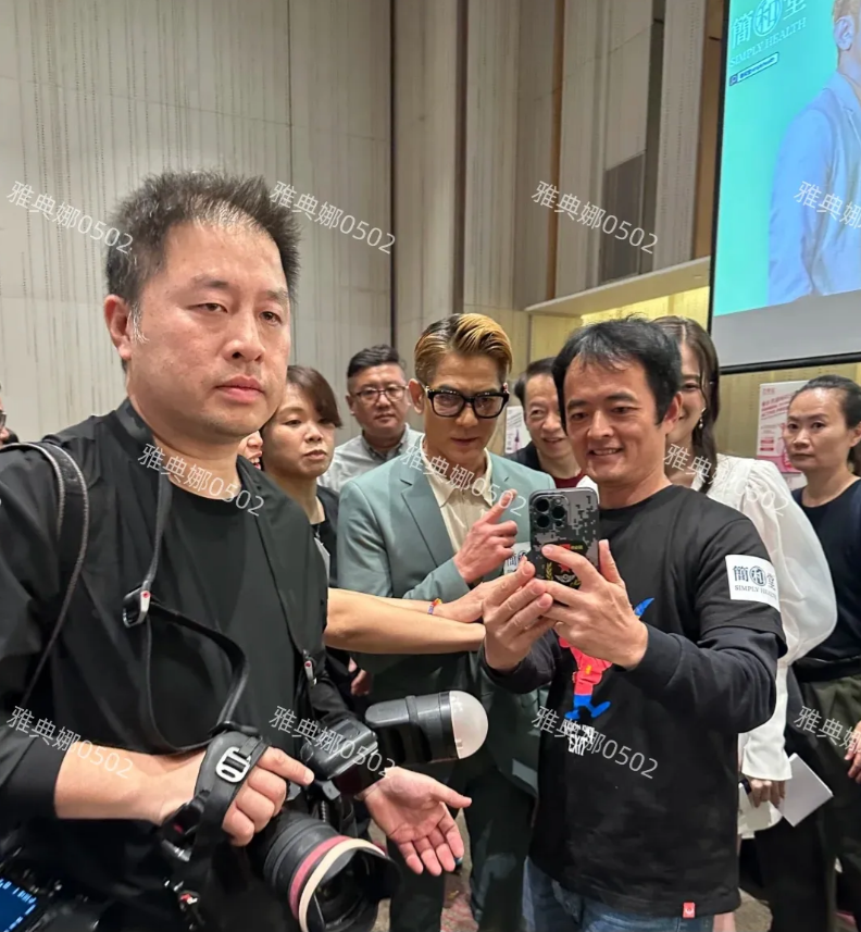 郭富城没有网上传的那么矮，本人很年轻，虽然个子不高但身材比例很好，从服装到发型都