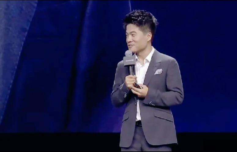 毛坯的外表，
精装的大脑。
颁给了“与辉同行”
真可谓，
众望名归。
宇辉在直播