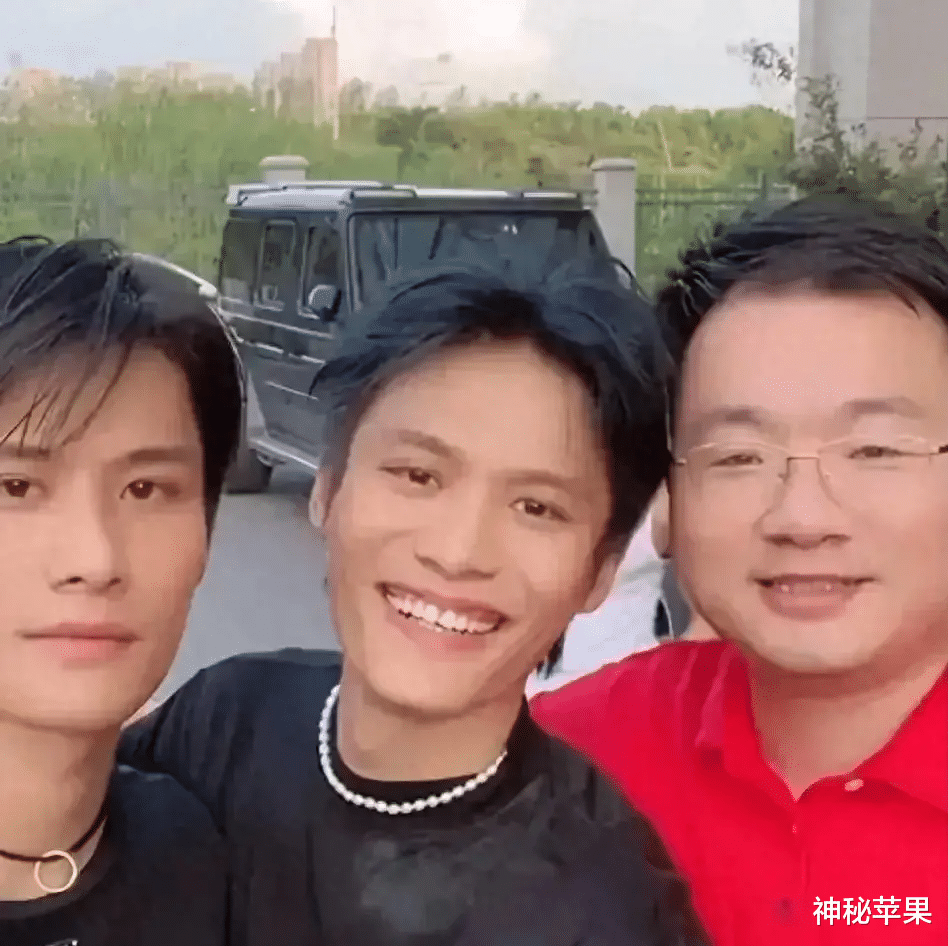 卢文庆把三只羊摊子掀了，杨爸杨妈内心受伤忍痛戴口罩在线直播（卢文文是谁）-第1张图片-九妖电影