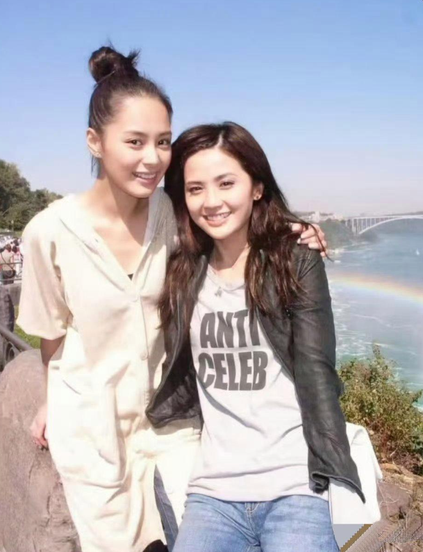 Twins组合的两位成员近年来保养得非常好，尤其是阿Sa（蔡卓妍），这让不少网友