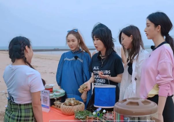 歌手郑秀妍在海南看见了美食清补凉，她小心地问着:“贵吗？老板:“这个不贵。”郑秀