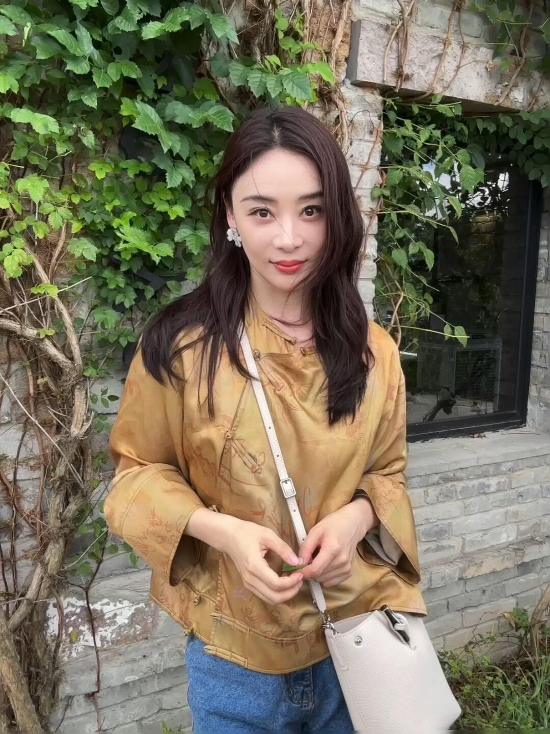 袁姗姗的演艺生涯可以说是丰富多彩的