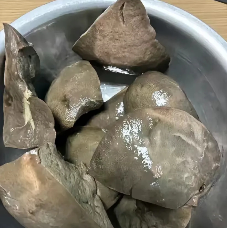 公公婆婆特别爱吃盐水猪肝，每年过年回老家，这道菜都是年夜饭餐桌上的“常驻嘉宾”。