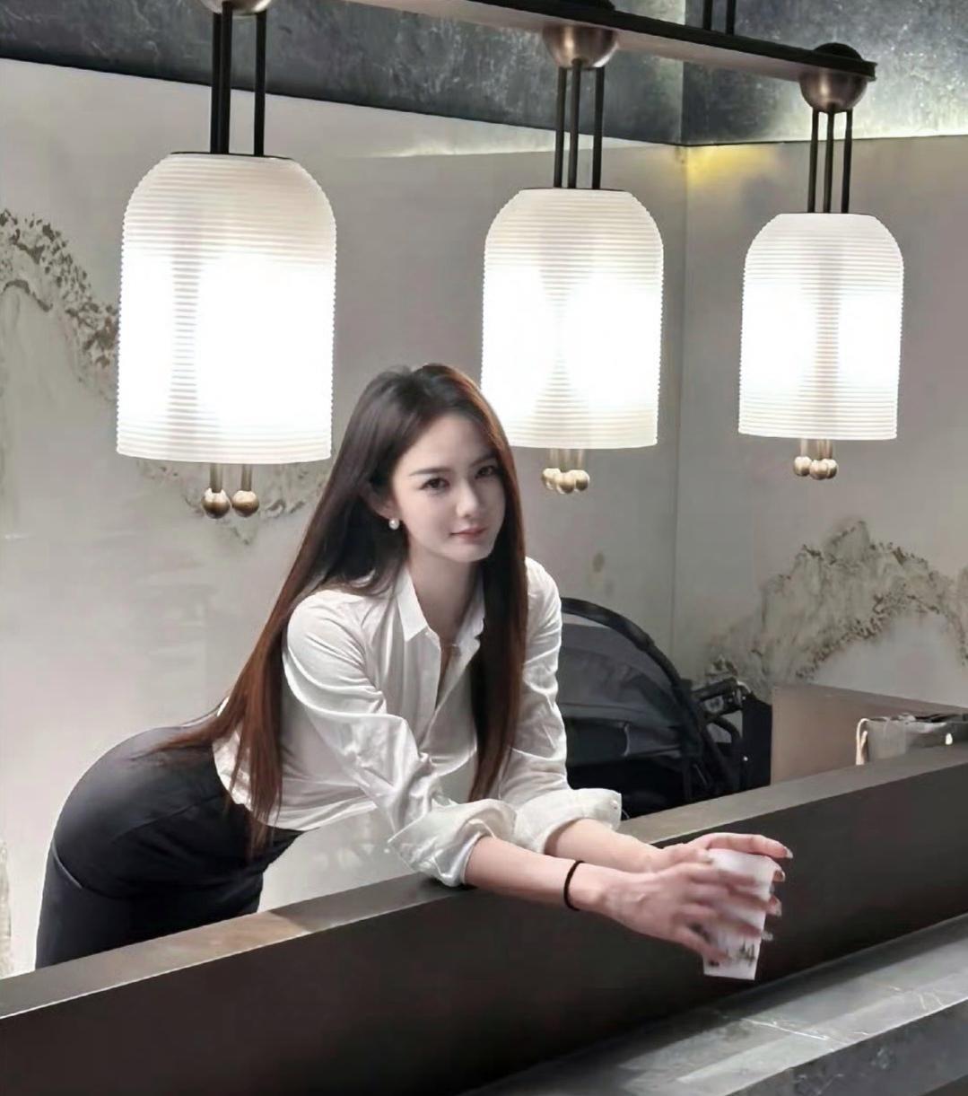 昨晚去夜店时，碰到一美女长得特像杨幂，她还问我，要不要配她喝一杯奶茶