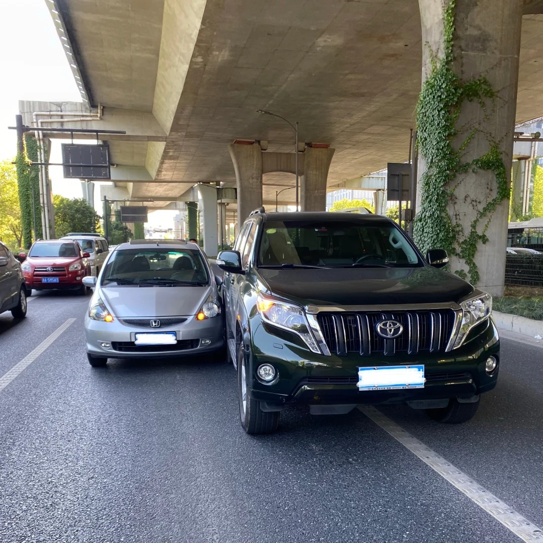 霸道就是霸道🚨
本场事故以伤敌800，自损1000告终。
大哥下车就掏手机问我