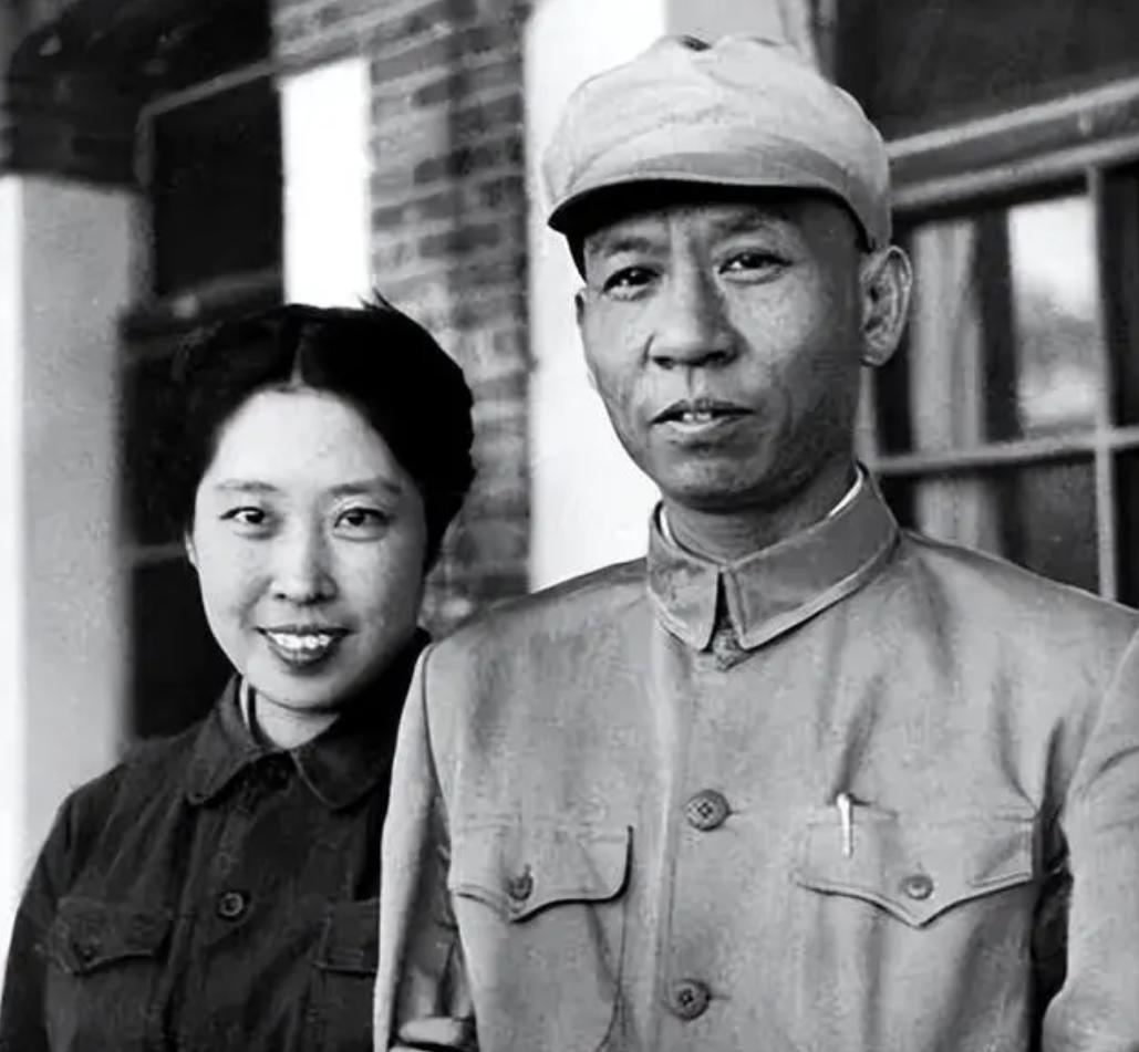 2006年王光美的追悼会上，两位“陌生人”来到了现场，而王光美之子刘源看了一眼后