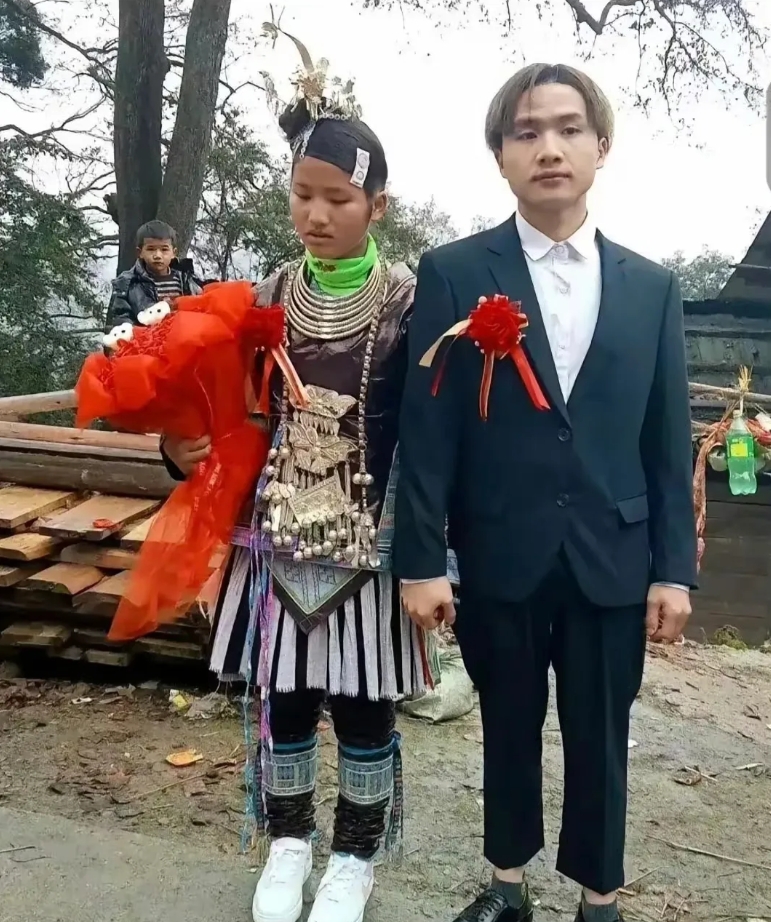 贵州一乡村，小伙迎娶当地一名村里姑娘
