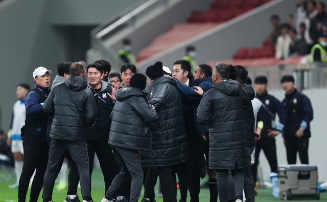 1-1！10人海港被黑，奥斯卡救主，主裁VAR抢镜，光州逃点+红牌