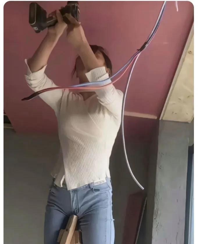 女电工，这技术杠杠的女水电工在工地 工地上小姐姐。 女水电工在工地 最是可爱工地