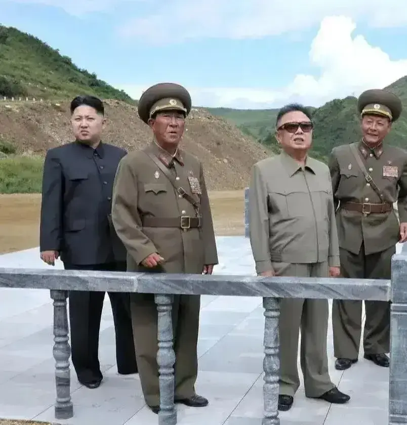 那个时候，金正恩已站在父亲身后…
