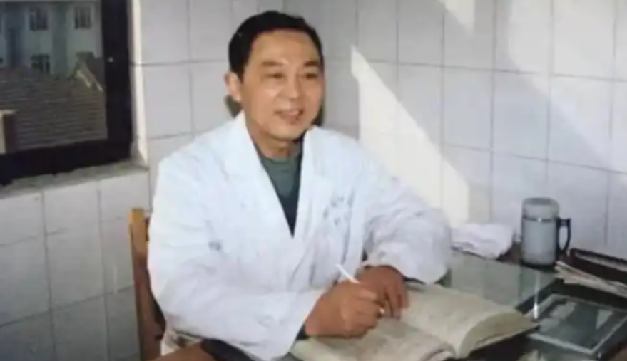 1970年，徐州一主任医生趁妻子不在，偷偷服用了4克毒性极强的曼陀罗花，所有人都
