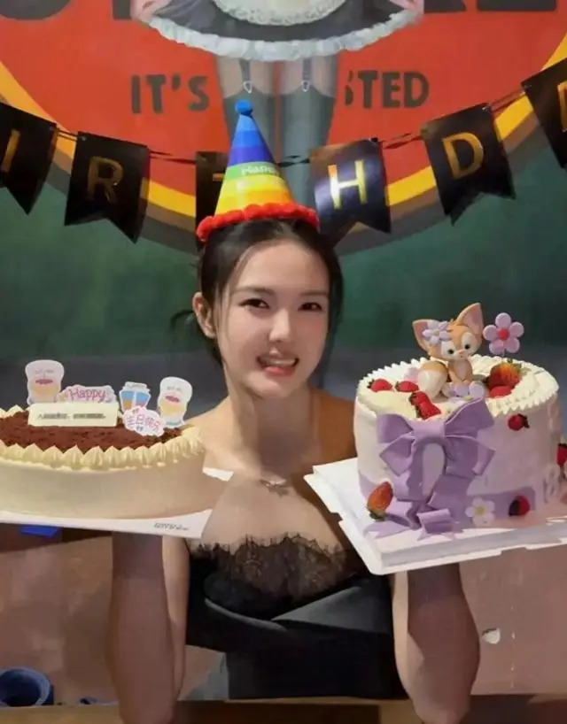 张常宁晒29岁生日照，穿抹胸套装性感妩媚，与老公挽手甜笑好幸福！张常宁在29岁生
