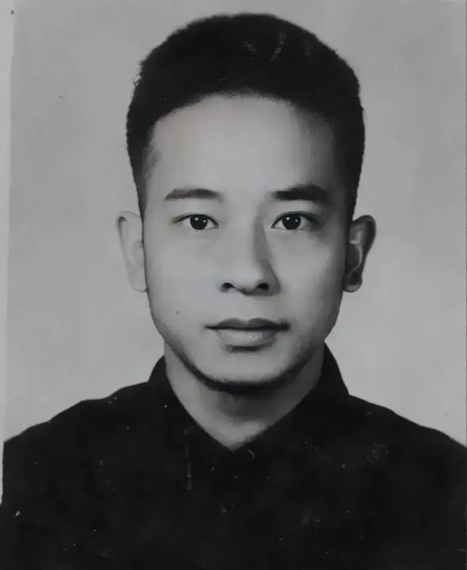 1948年，罗广斌身份暴露，但他哥哥是中将，敌人不敢抓人，就找到他哥哥：“你弟弟