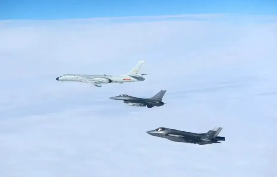 中国的轰-6K轰炸机与美国的F-35A隐形战斗机在同一画面中并肩飞行，这是一次具