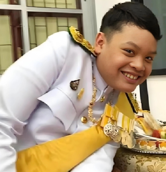 泰国国王玛哈·哇集拉隆功的这个大宝贝儿子，小时候看起来就是个脑子不太聪明的长相。