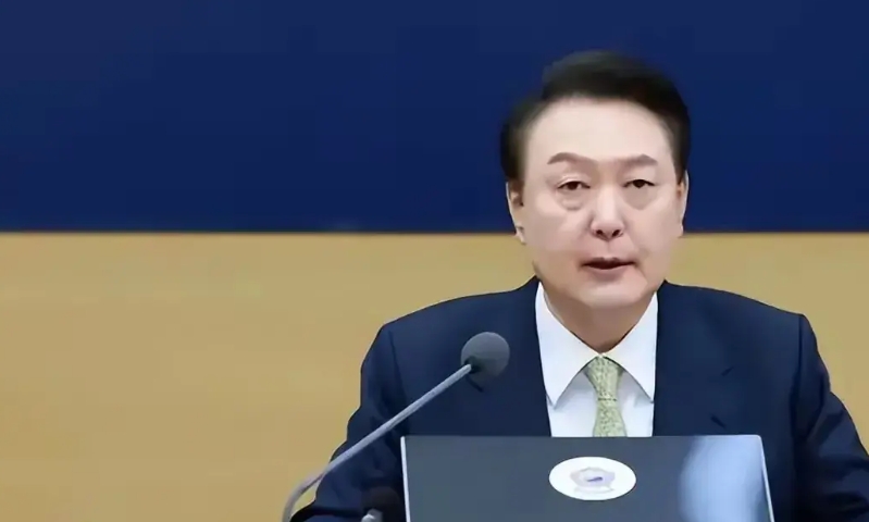 媒体把尹锡悦想得太简单了！
如果他真的脑袋一热，稀里糊涂搞戒严，就像小孩子调皮一