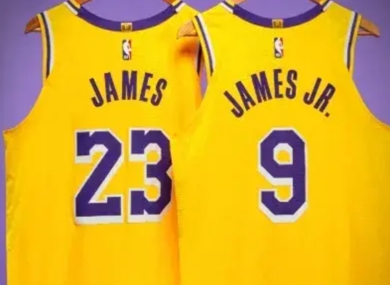 当你还在黑布朗尼时，他已经拿到湖人790万的薪资了。如果你质疑他的能力，他已经在