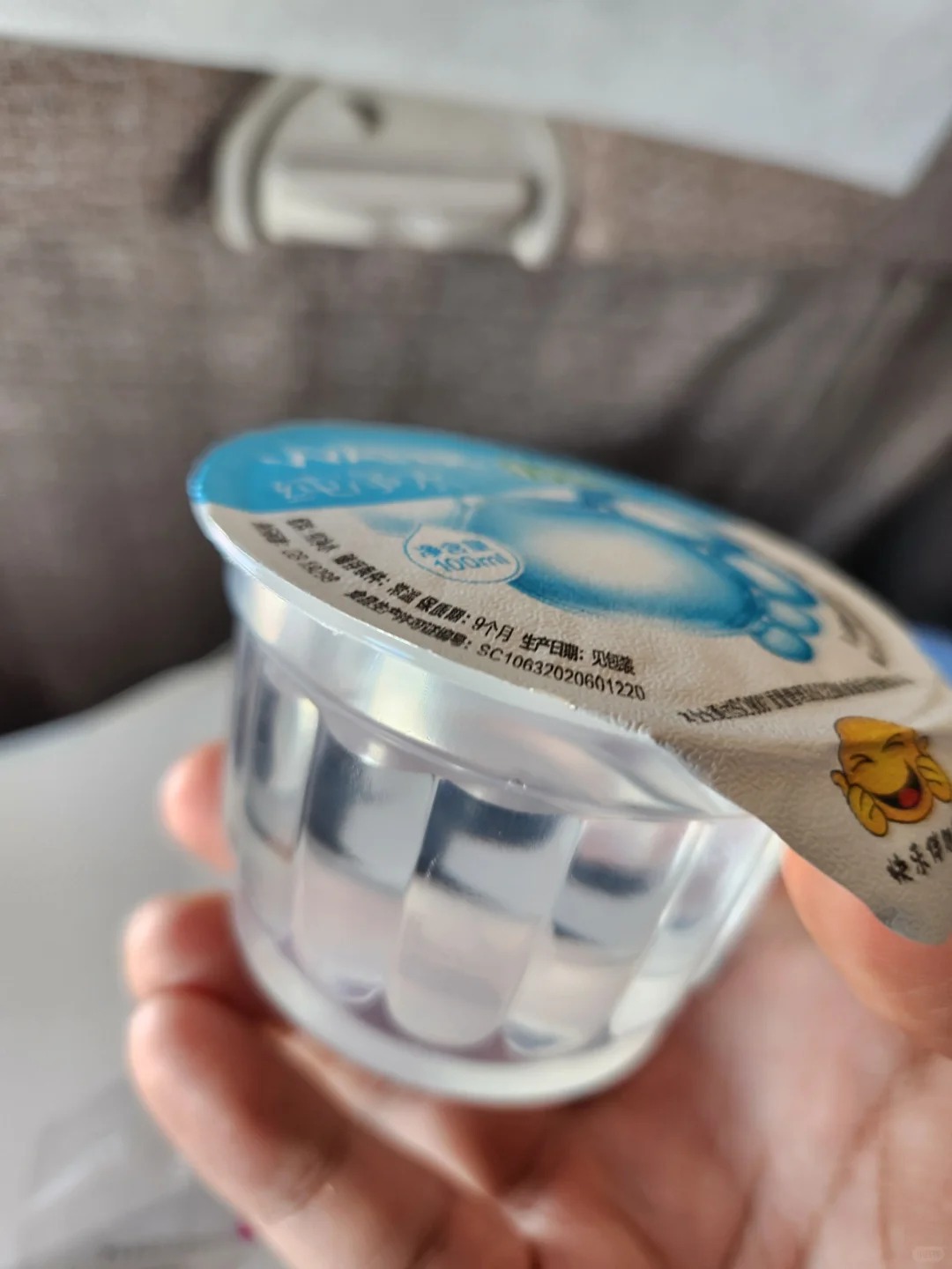 不懂为啥东航餐食要给一碗水
#东航 而且喝起来有浓重的消毒水味道，我想喝之前的酸