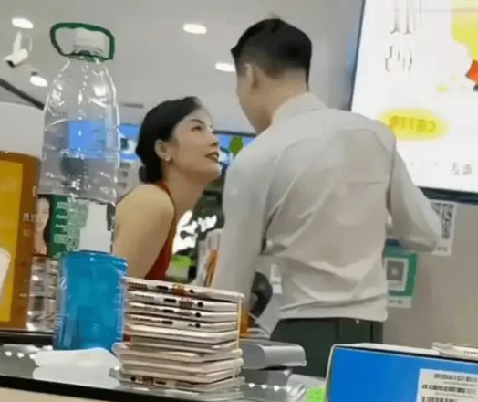 老板娘眼神都拉丝了，这谁顶得住啊！