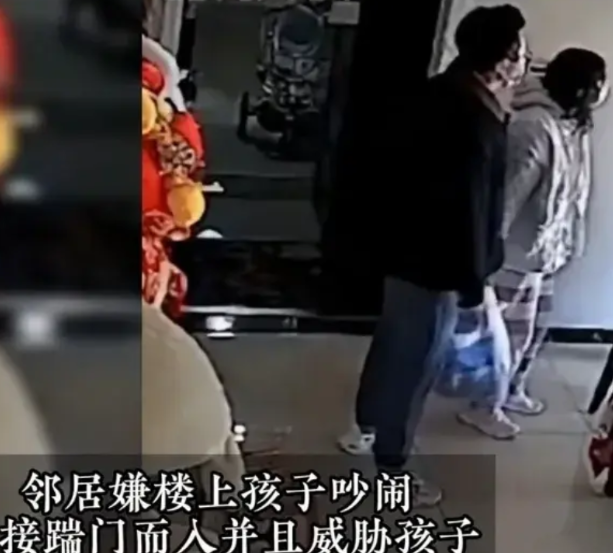太狂了！陕西西安，女子和阿姨在家带孩子，被楼下邻居夫妻踢踹防盗门，踹开后闯进家里