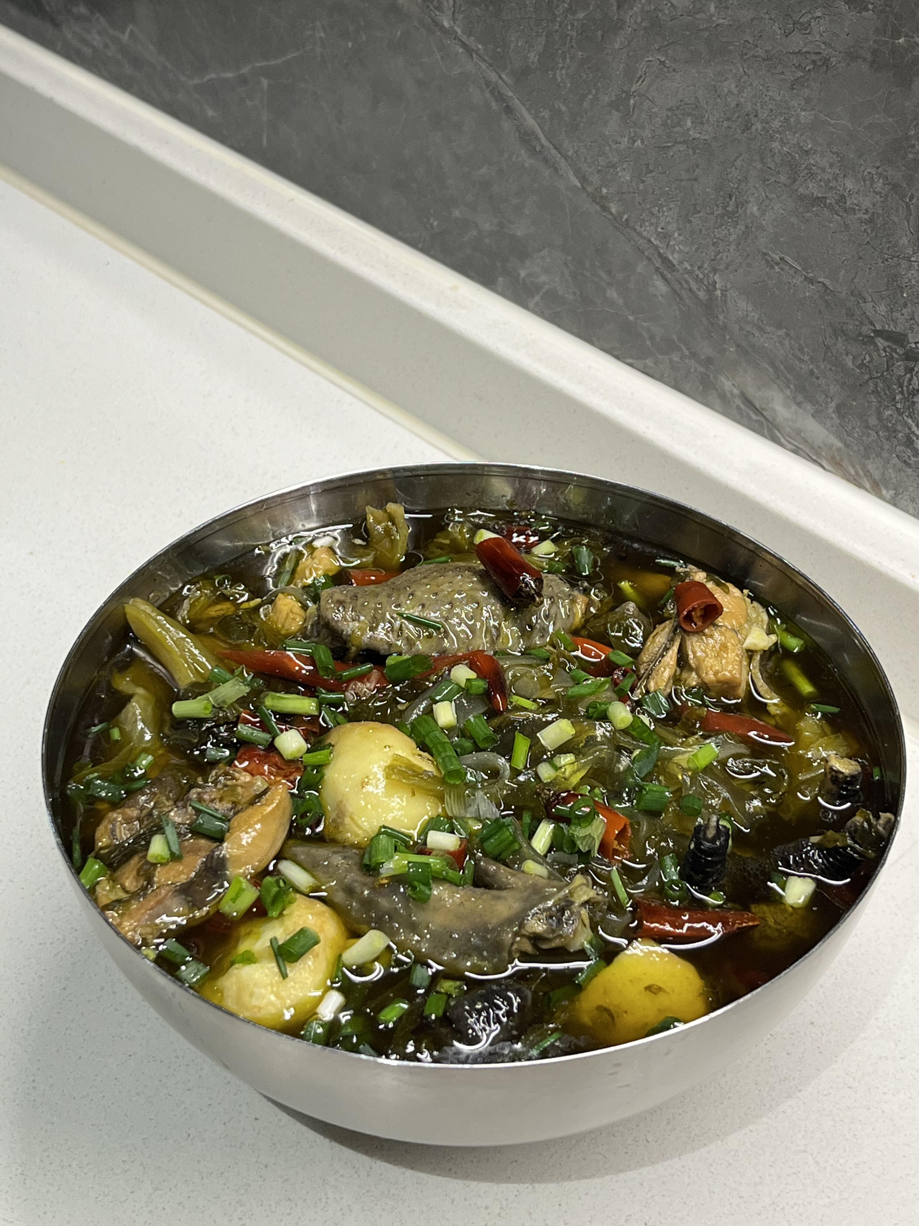 酸菜芋儿鸡也太好吃啦！（附教程）
超好吃的酸菜芋儿鸡 粉条也超级入味 用这个汤汁