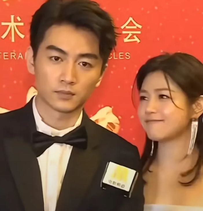 陈晓，早就懒得装了。

不知道的还以为在一起闹了矛盾，有感觉的，早就看出离婚了，