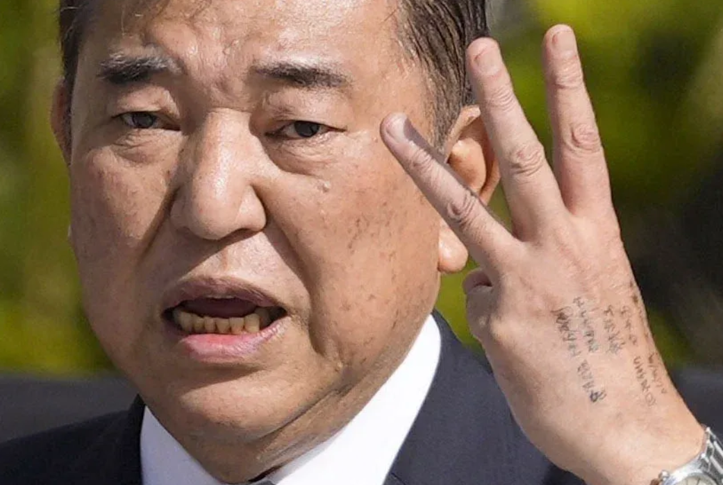 首相的小抄
日本首相石破茂近日在演讲时被发现在手背上写有多条提示小抄，堂堂首相演