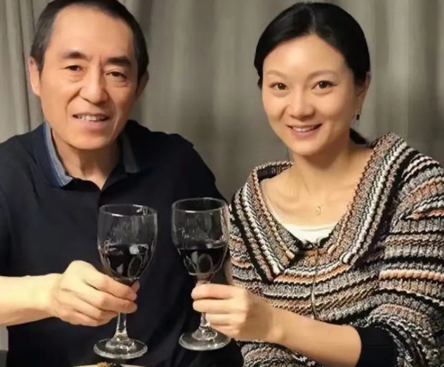2000年，19岁的陈婷带50岁的张艺谋回家见父母。陈父问：“你今年多大了？”张