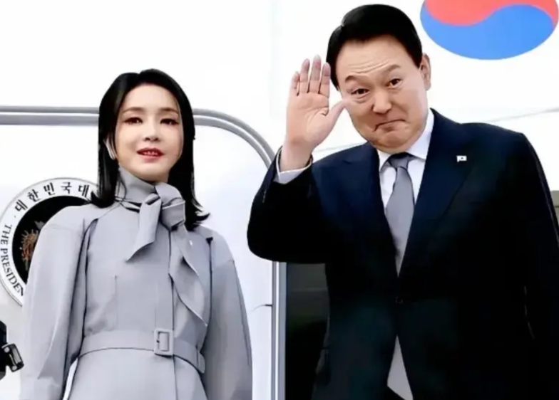 尹锡悦最终被成功批捕，这是世界司法史上的大事件。

韩国司法系统用行动证明，他们