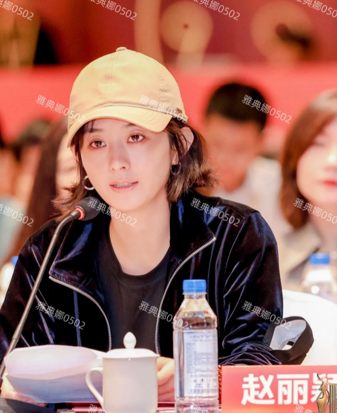 赵丽颖生图，打扮低调气质淳朴笑容明媚，素颜五官也很清秀，努力又踏实，演技越来越稳