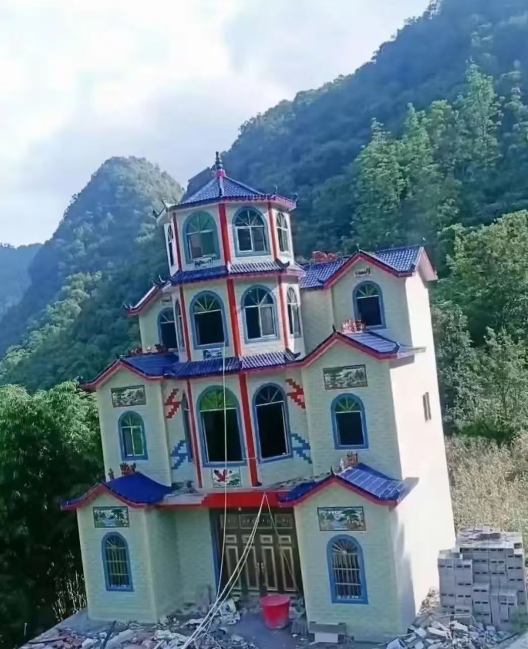 新房终于建好了，这下在村里可以抬起头来了