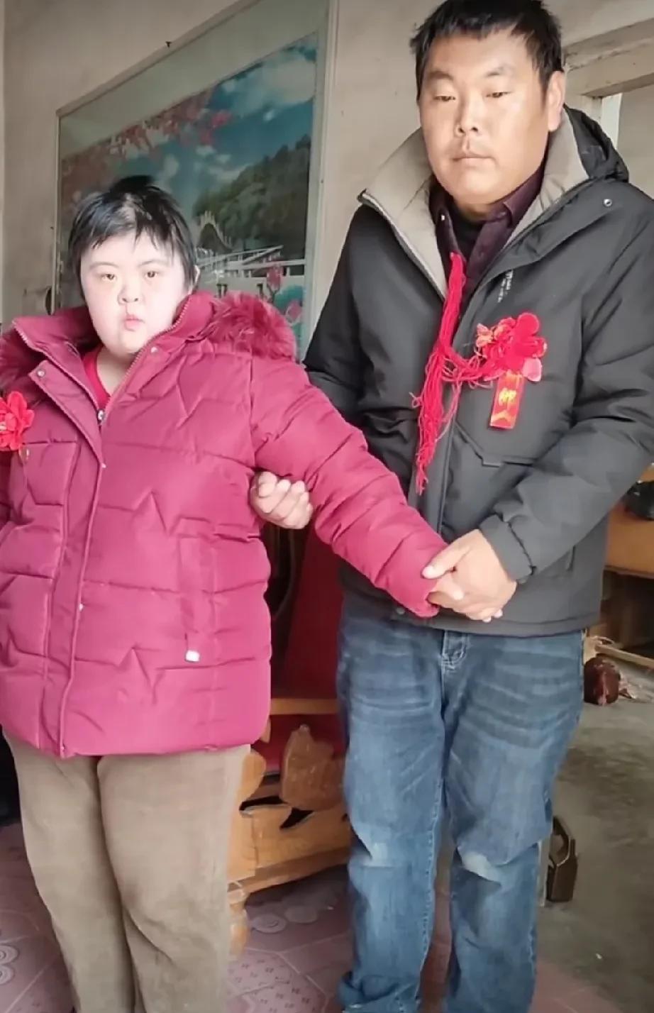 看到这一对心里有种说不出的难过，男方虽然年纪有些大，但看着还算有几分正常，女方一