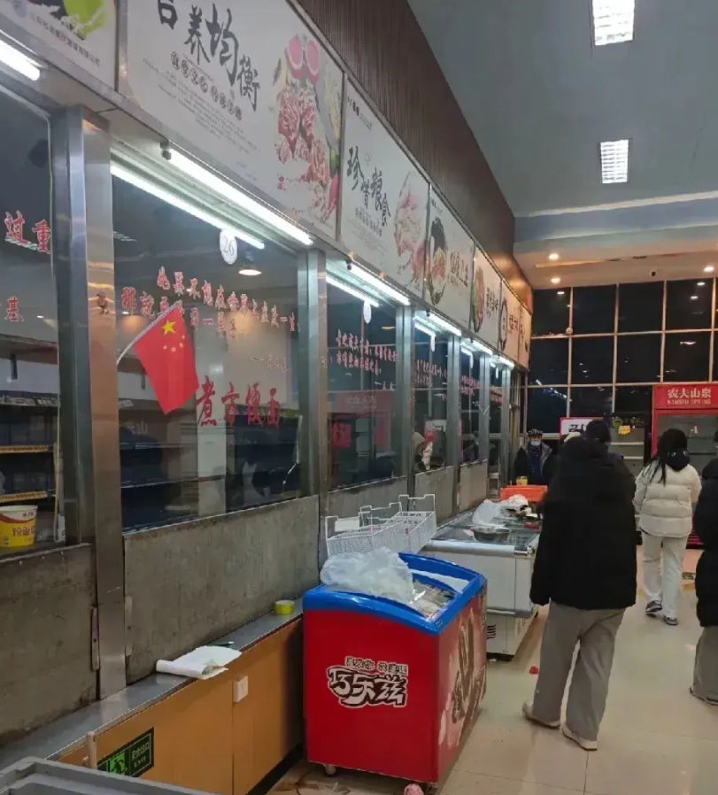 济南大学发生了一件大事情，超市女老板泡面卖10元，逼走卖4元泡面的食堂大叔，并叫