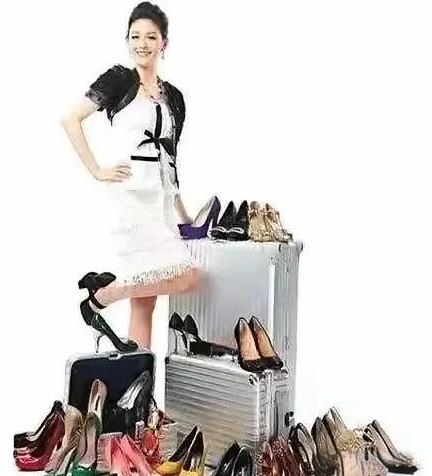 大S死后留下一个难以处理的遗产，那就是她价值千万的鞋子[机智]
这个鞋子很多，不
