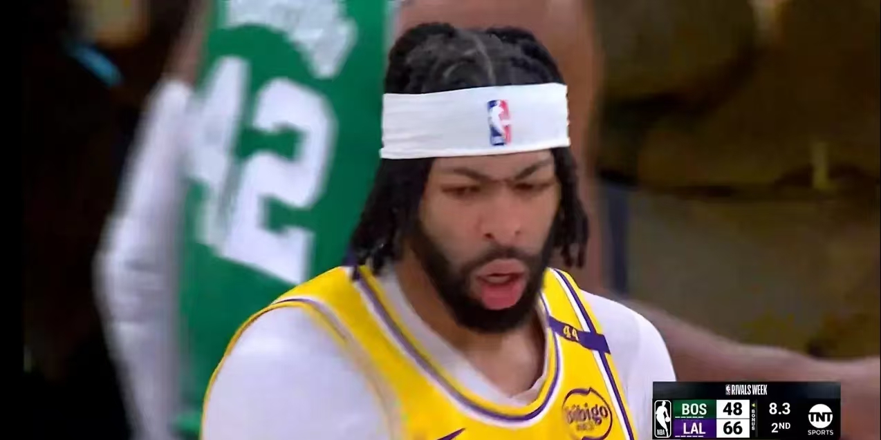 裁判过分偏袒凯尔特人，浓眉对裁判暴怒，让浓眉打出了血性！！第二节比赛湖人领先凯尔