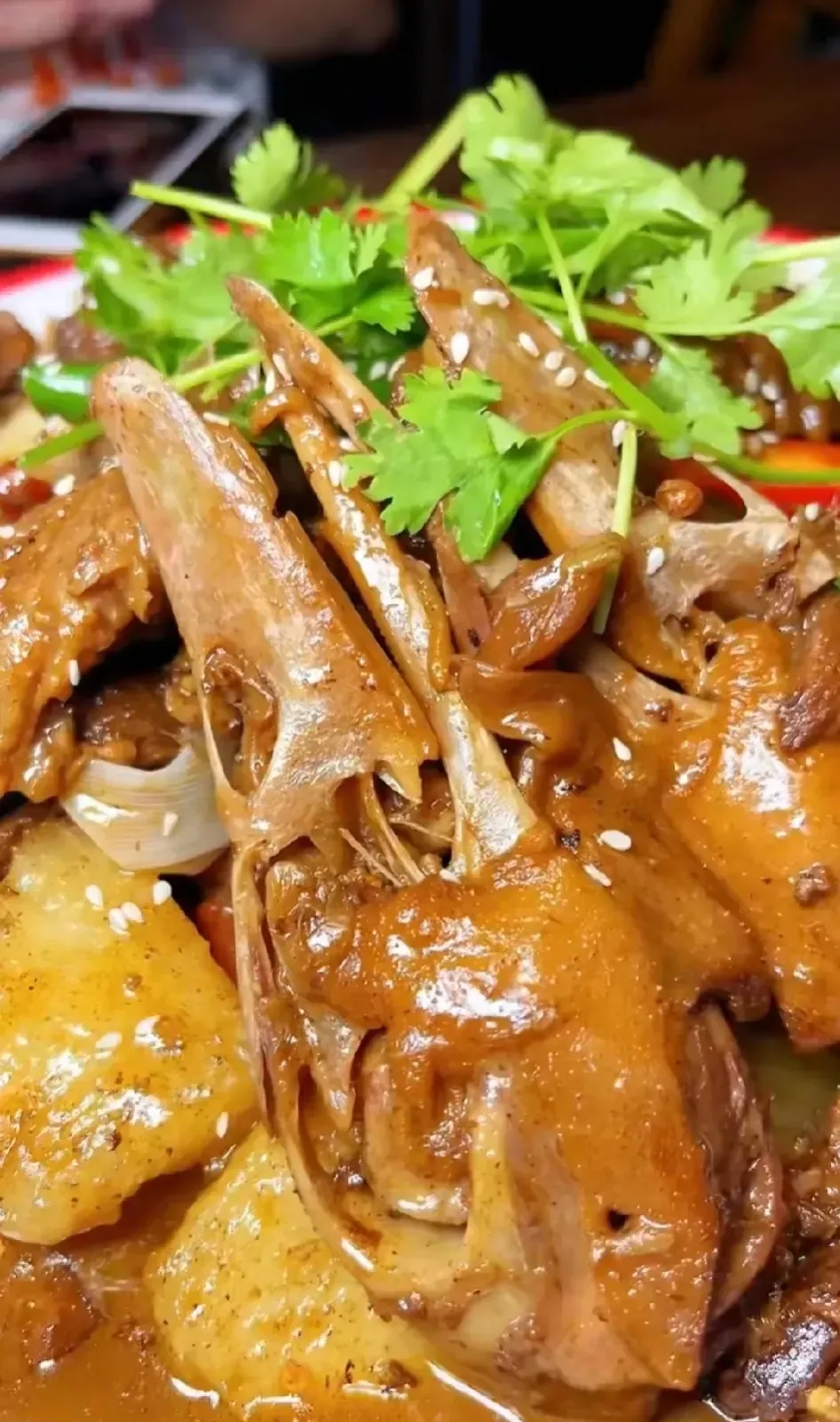 浙江杭州，男子花了800块钱买了2只大雁，并亲自下厨招待。正当大家吃的津津有味时