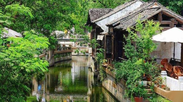 春日里的惠山古镇，更是别有一番风味，烟雨蒙蒙中透露出浓浓的古韵，宛若一幅水墨画，引人陶醉。