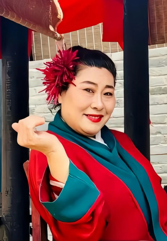 4月18日，上饶葛仙山风景区热闹非凡，平日冷清的工作区变得人来人往。

舞台上，